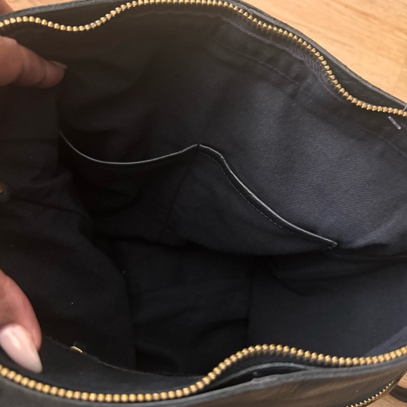 Black American Leather Co. Heritage Leather Zip Top Bucket Hobo - Picture 5 of 6